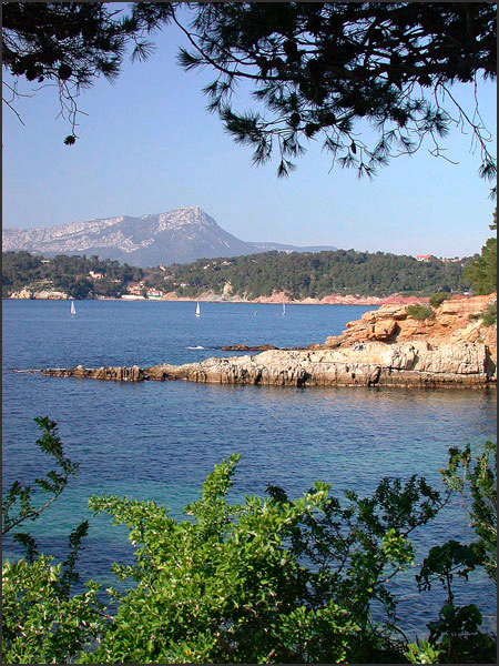 Le Pradet: vue du port (le port 
d'Oursinires) sur 'notre' plage les
Bonnettes avec le mont Coudon au fond