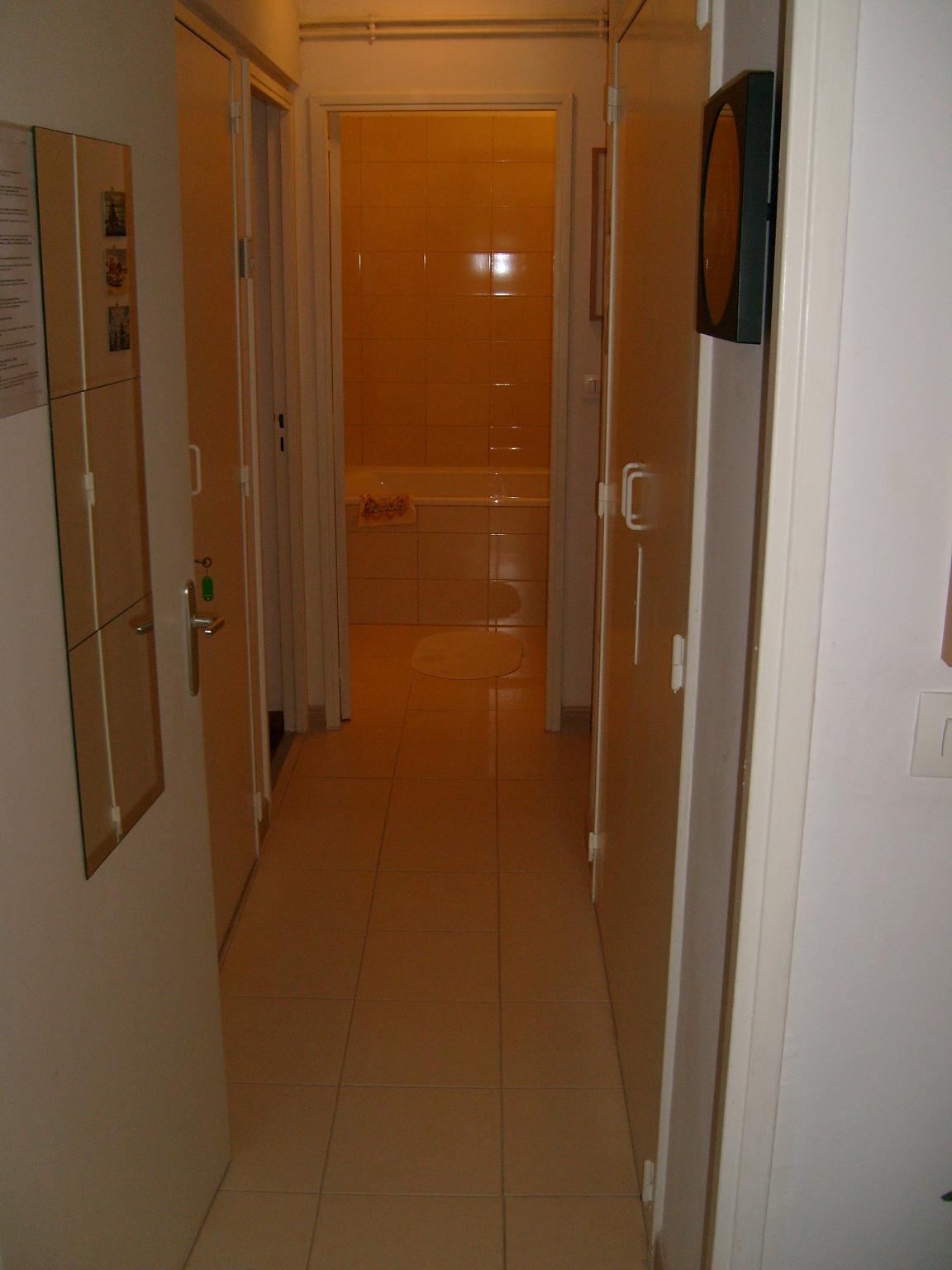 Le couloir + les placards